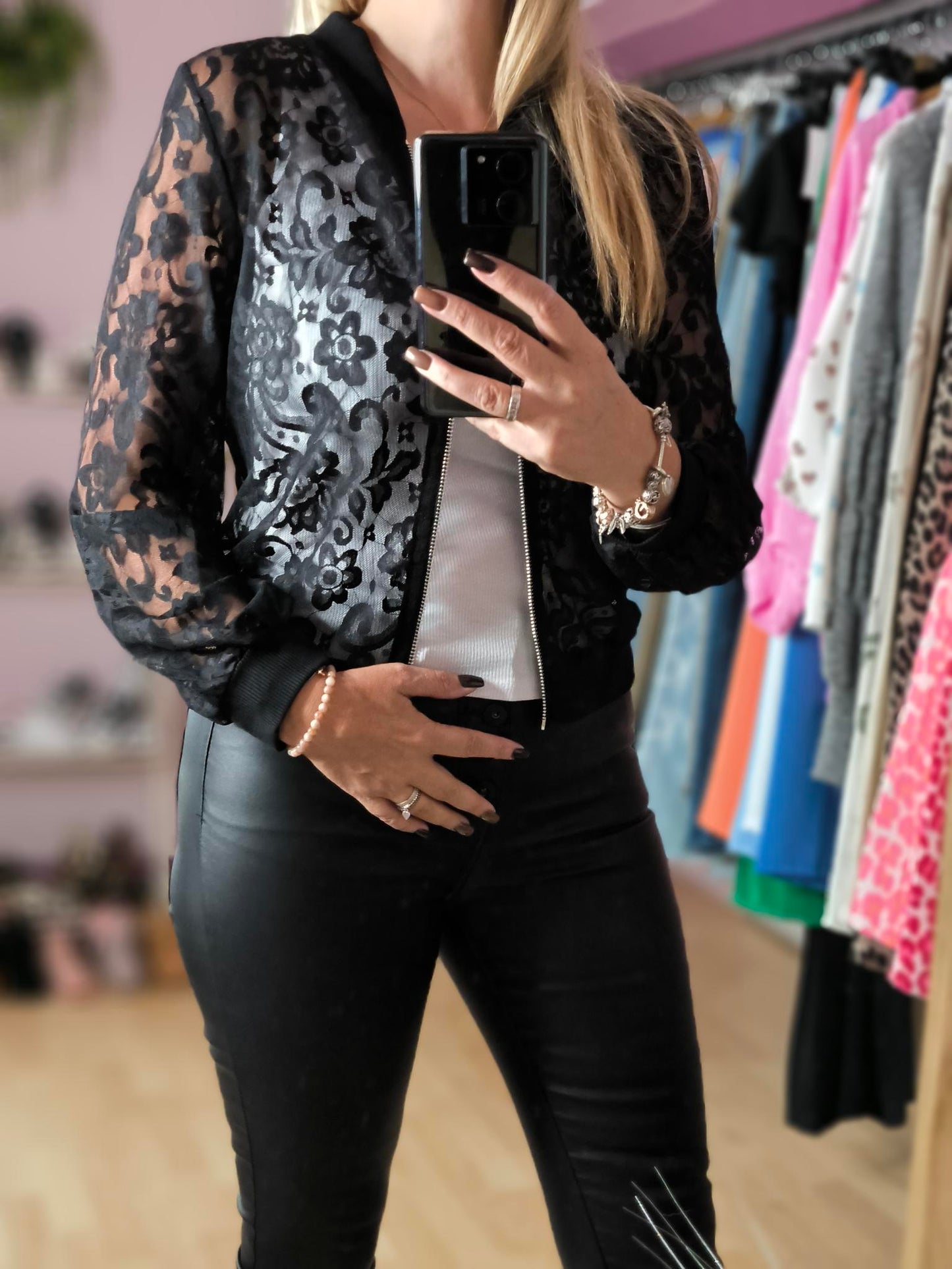 Veste en Dentelle Noire – Élégance & Modernité
