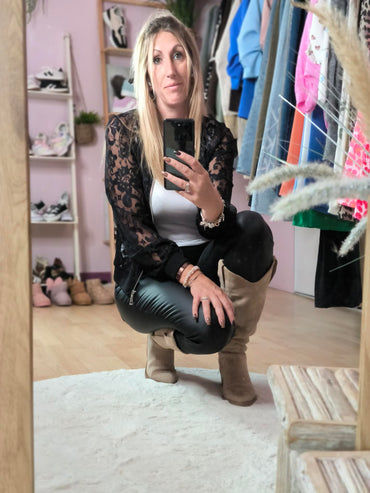 Veste en Dentelle Noire – Élégance & Modernité