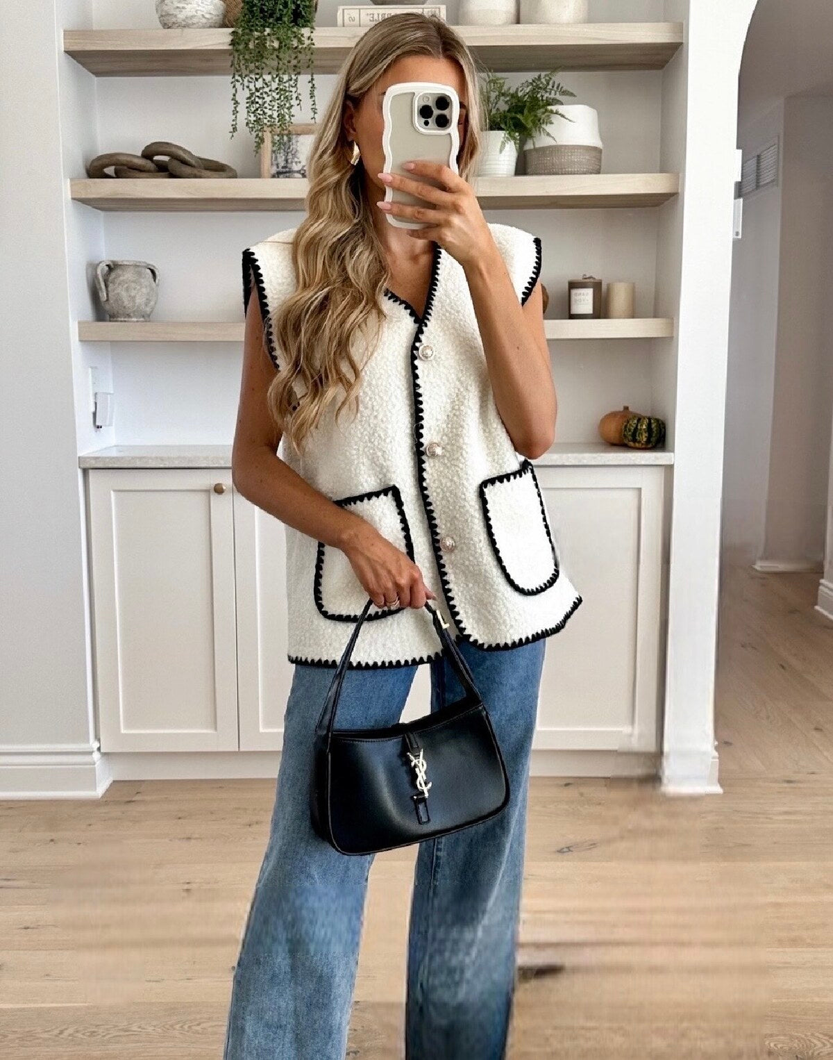 Gilet effet bouclé avec poches et boutons dorés bordures contrastantes
