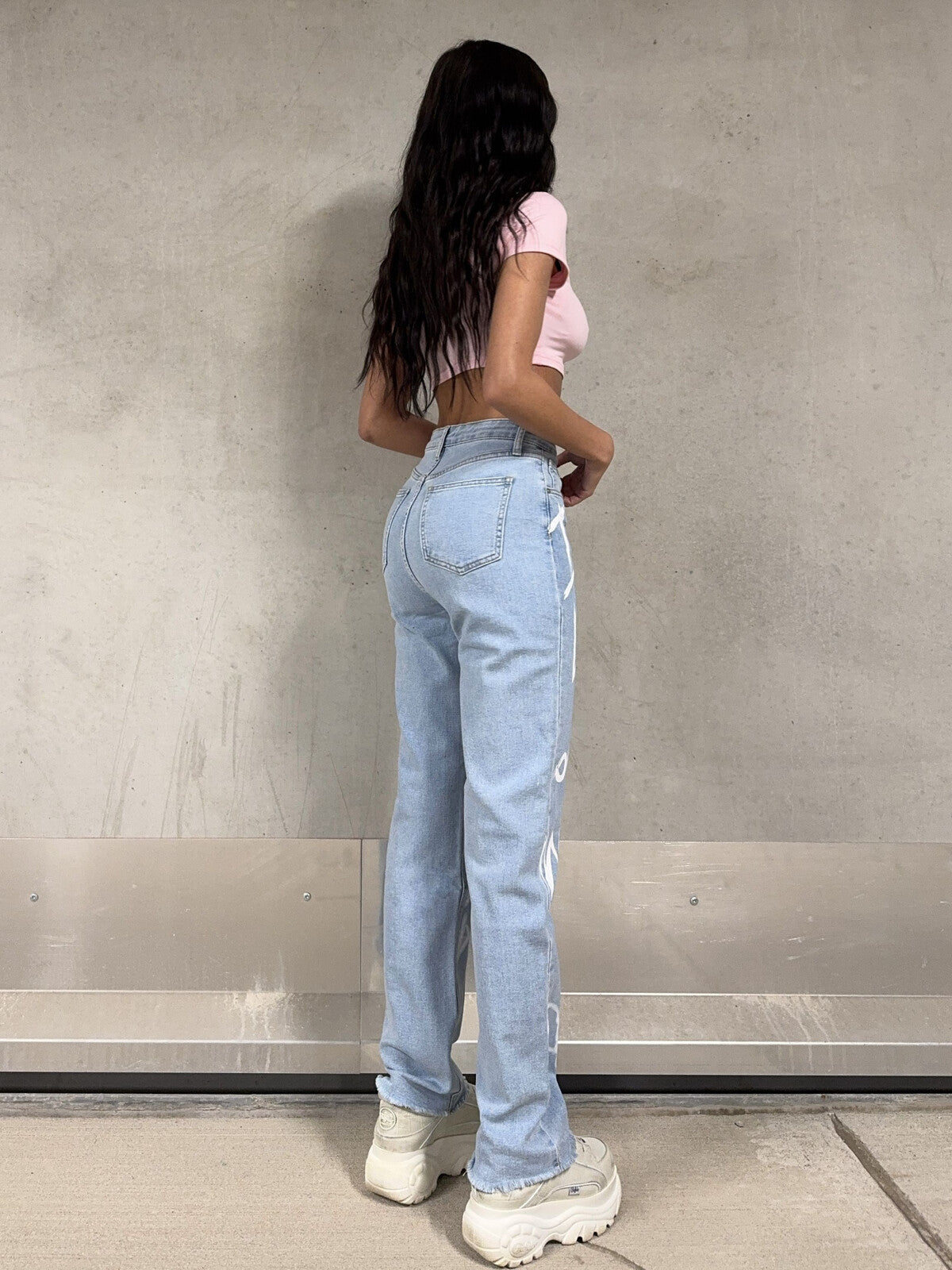 Jean straight fit avec imprimé graffiti blanc