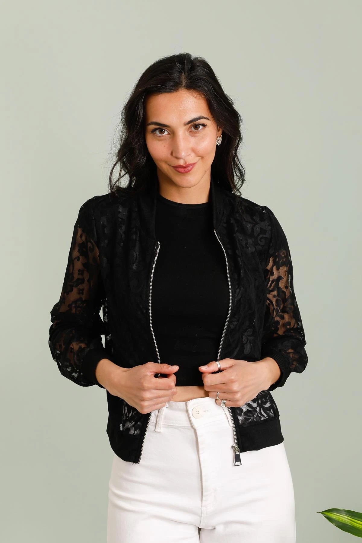 Veste en Dentelle Noire – Élégance & Modernité