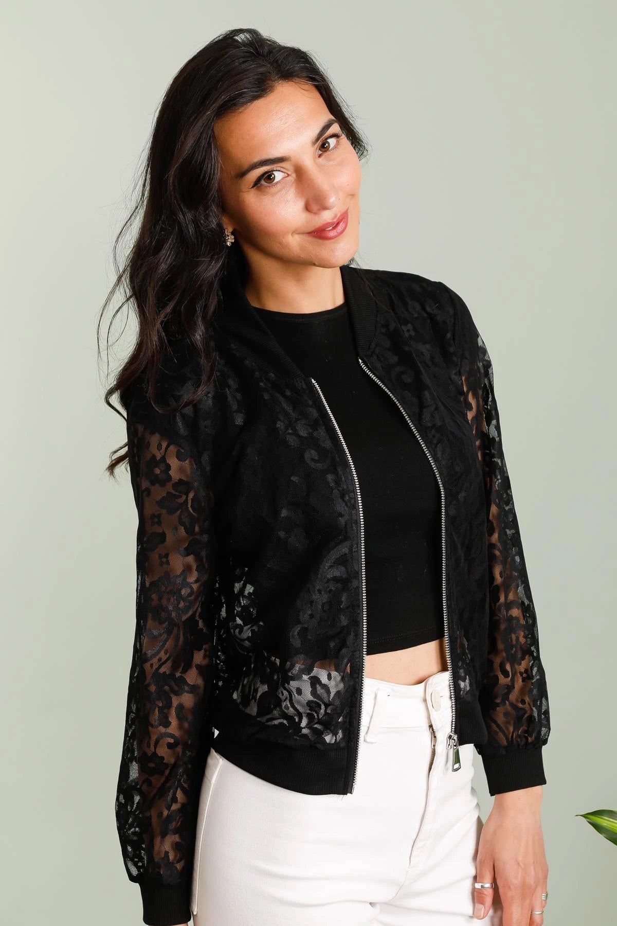 Veste en Dentelle Noire – Élégance & Modernité