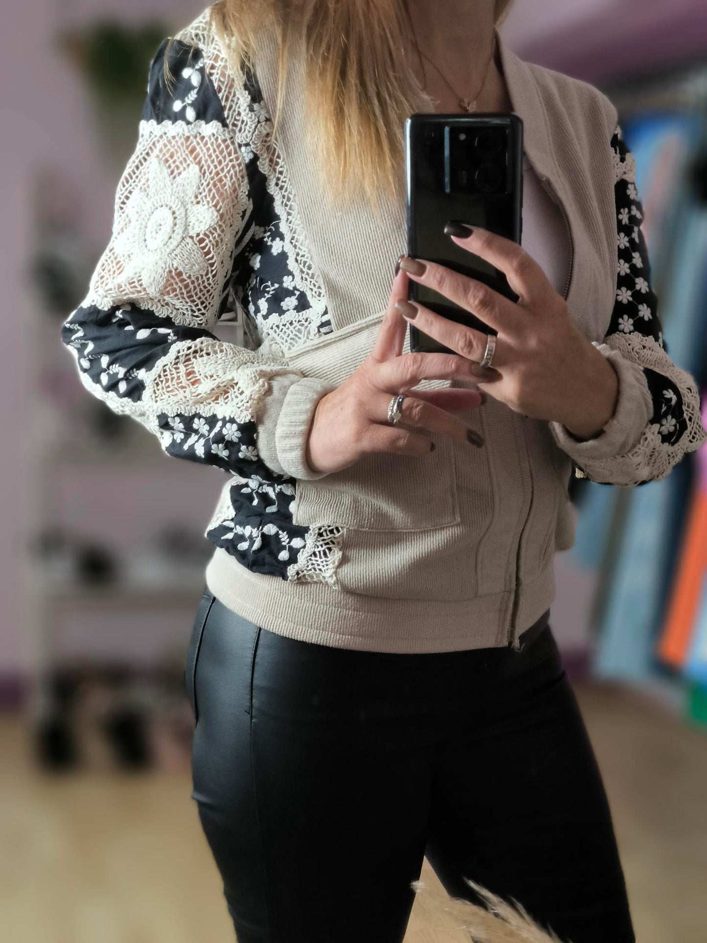 Veste à motifs beige et noire