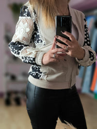 Veste à motifs beige et noire